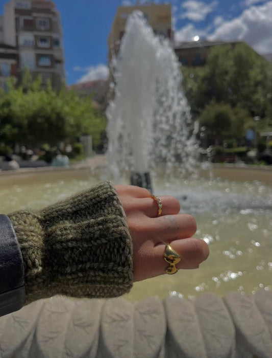 Rosa Ring båret på hånd