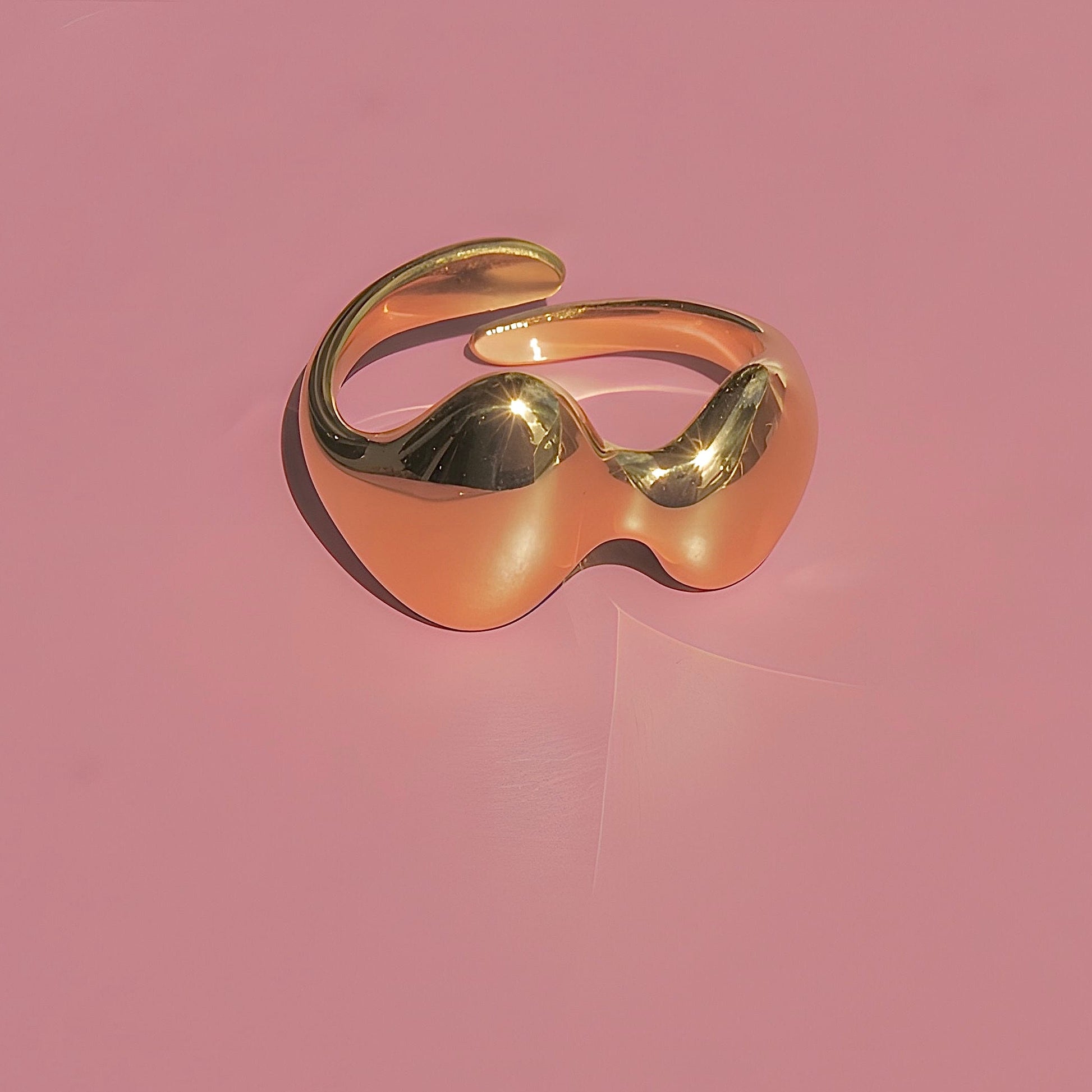 Rosa ring produktbillede tæt på vandfast