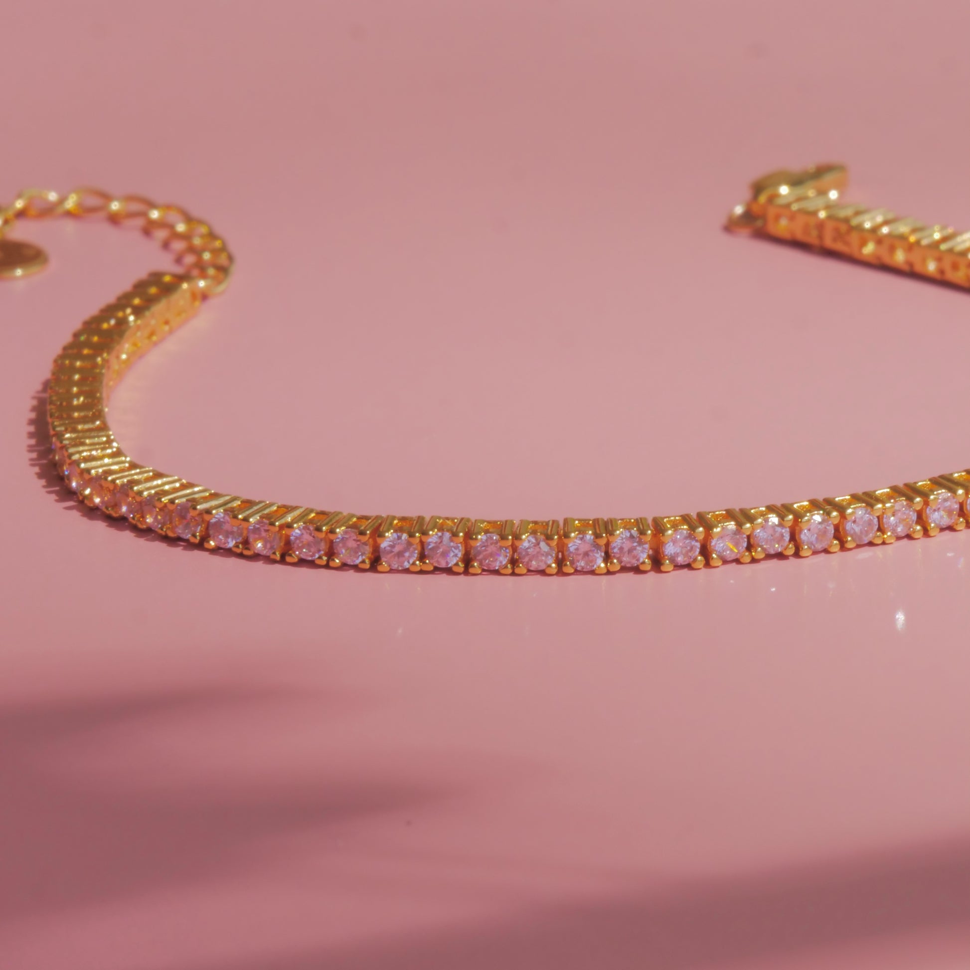 tennisarmbånd lyserød pink tæt på