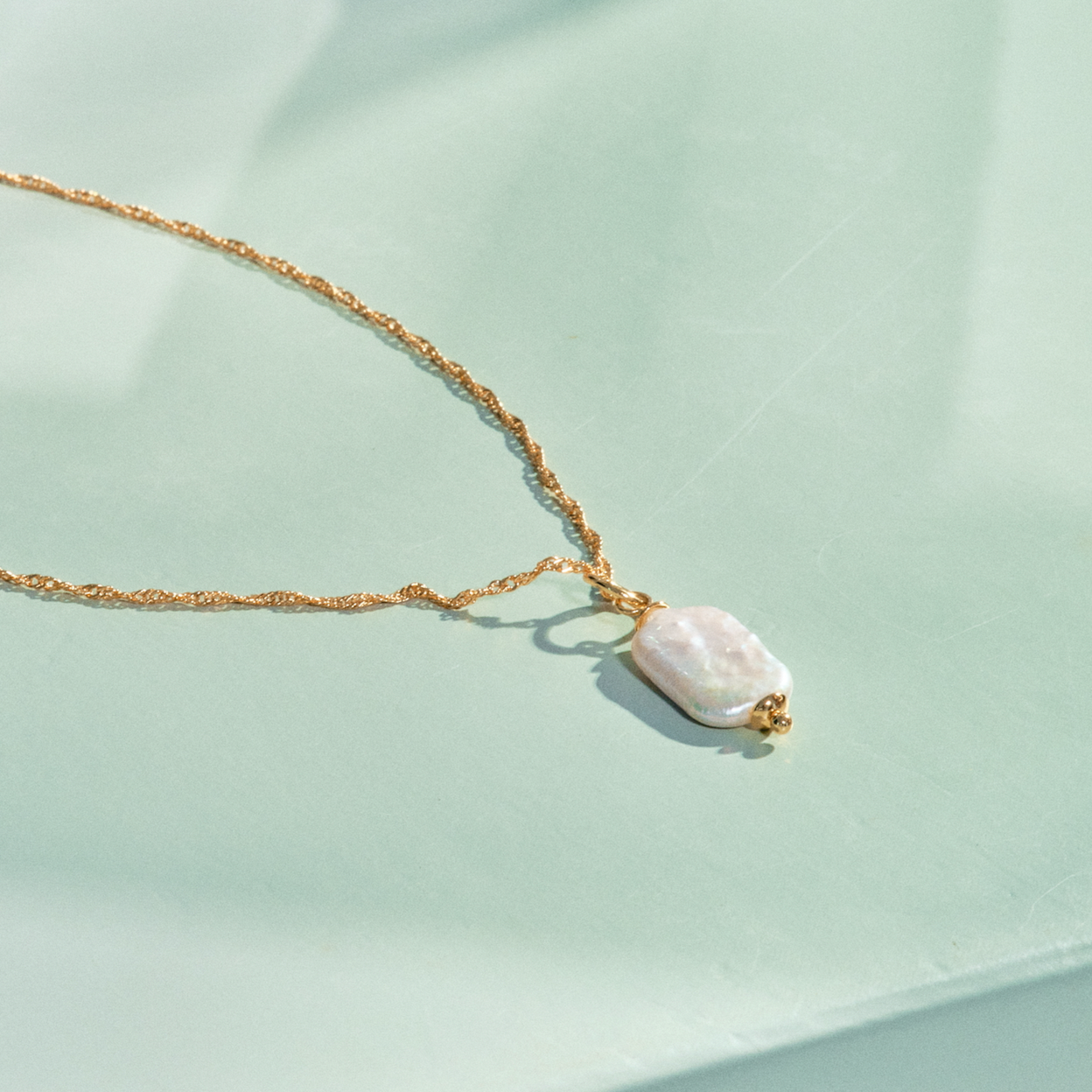 Emmeli Halskæde 18k Guldbelagt m. Klassisk Ferskvandsperle - Vandfast