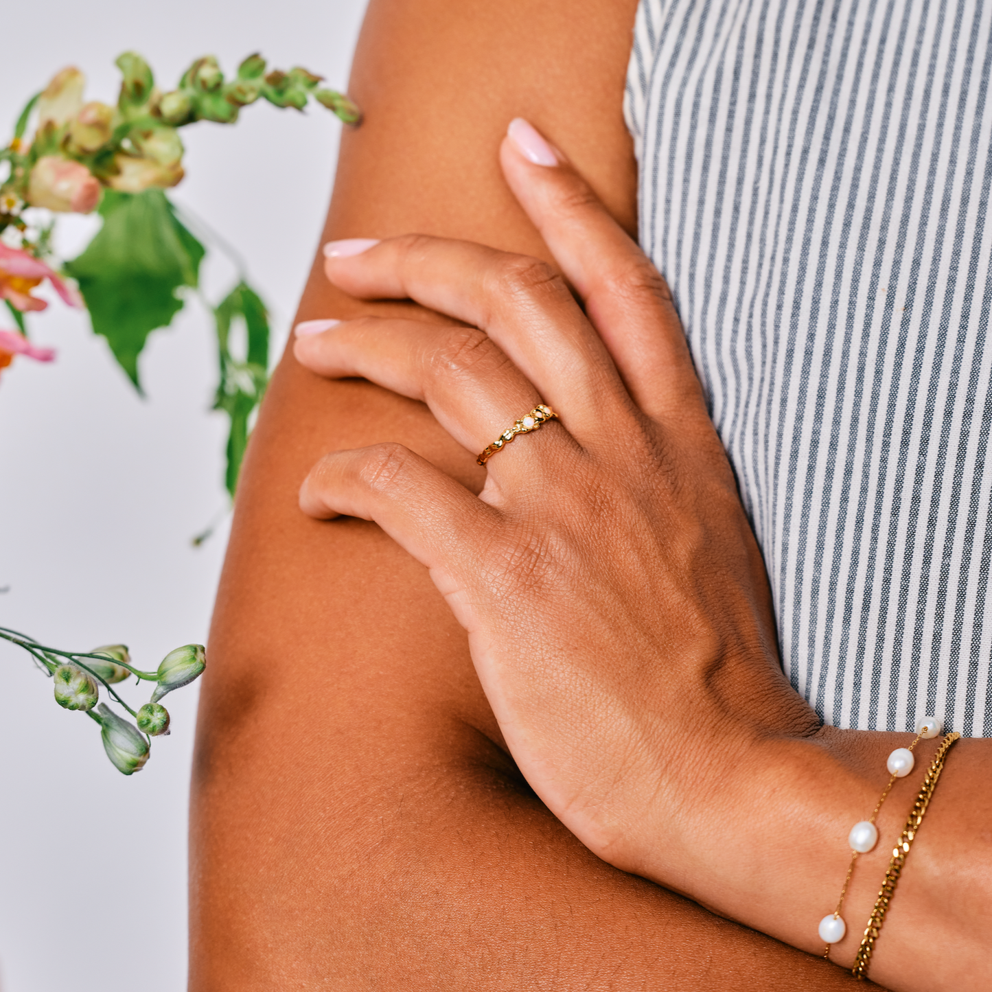 Manna ring guldbelagt tre opaler naturlig 18 karat gulfbelagt billede på finger front