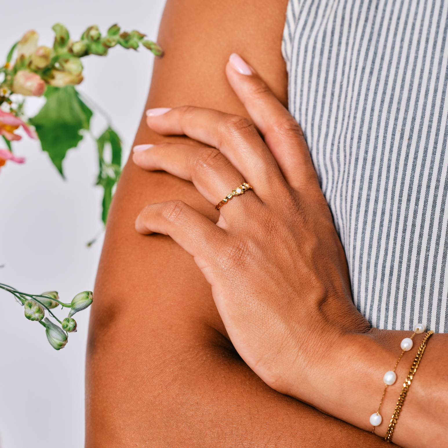 Manna ring guldbelagt tre opaler naturlig 18 karat gulfbelagt billede på finger front