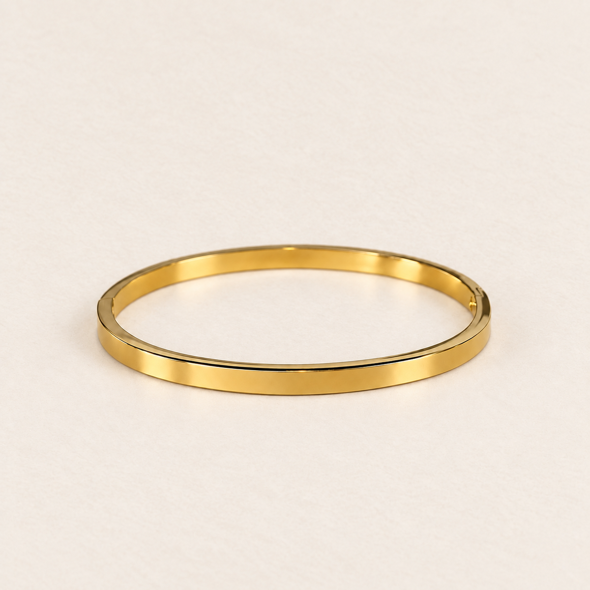 Kaja guld bangle i 18k forgyldt stål på lys baggrund