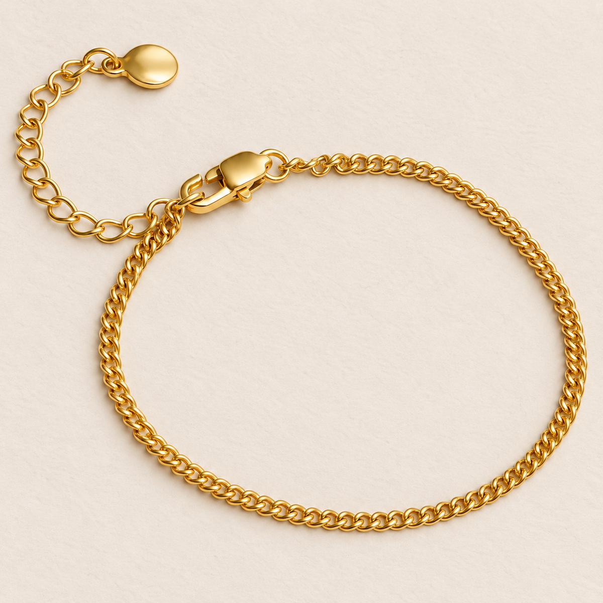 Milla panserarmbånd i 18k forgyldt stål på lys baggrund